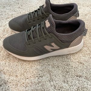 Womens New Balance WRL420SF  Lifestyles  Sneakers  Size 6